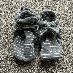 Ro + Me Gray/White Striped Baby Booties, Size 0-6 Months